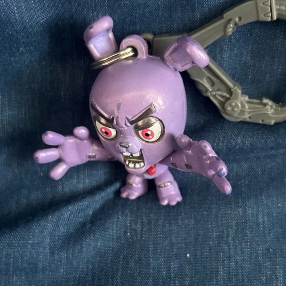 Five Nights at Freddy’s Collectible Tin + Bonnie Keychain - Picture 10 of 11